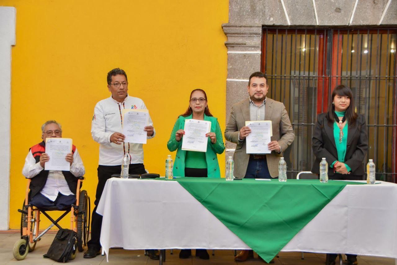 Firman Salvador Santos Cedillo y artesanos de Huamantla convenio de comodato del Pabellón Artesanal